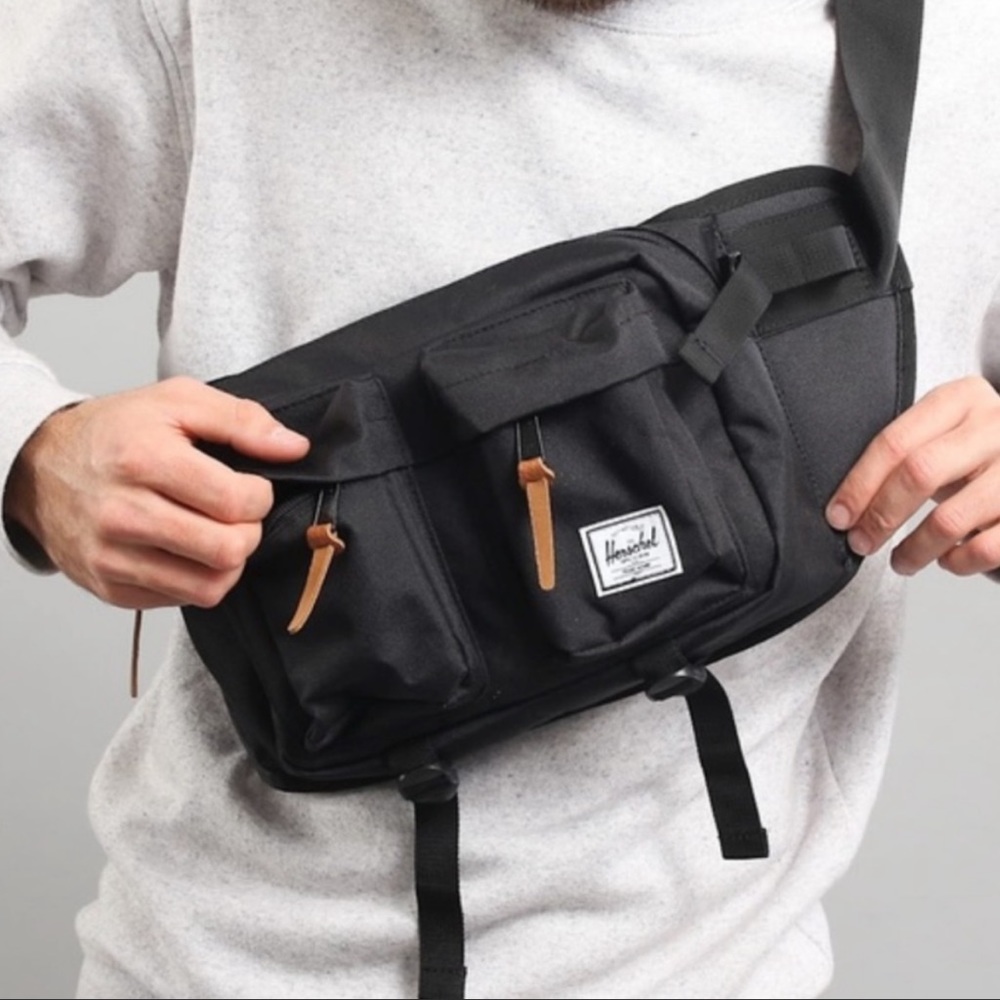 *SOLD* Herschel Eighteen Hip Pack Crossover Fanny Pack NWT Black - Picture 2 of 11
